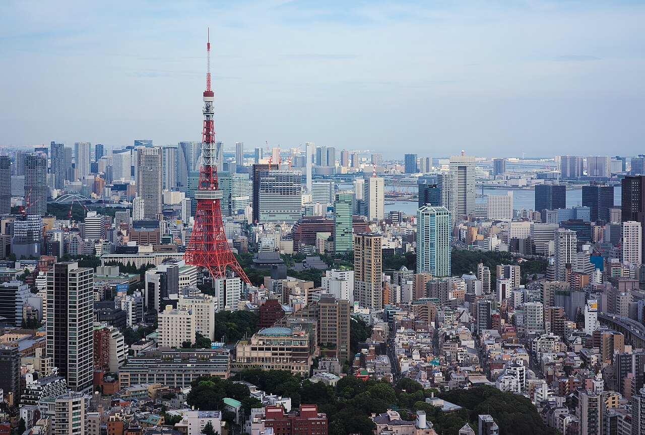 Tokyo Tower e a paisagem urbana de Tóquio vistas da Mori Tower.