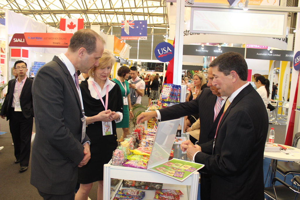 Profissionais conhecendo produtos em um estande da SIAL China, em Xangai, em 2016.